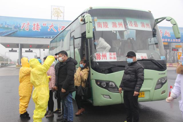 所轄收費站、服務區配合當地政府設立衛生檢疫站點，全力配合做好疫情檢疫工作。_調整大小.JPG