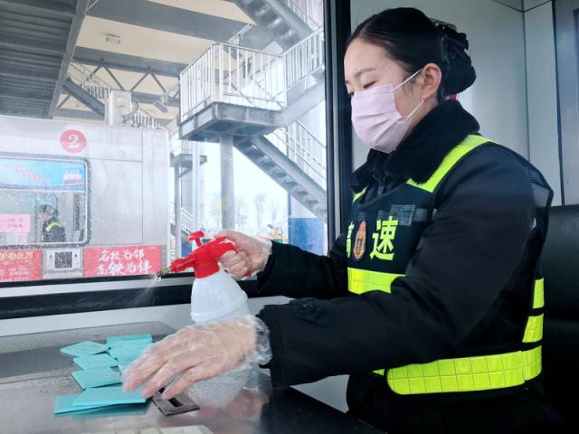 一線員工配備口罩、手套等防護用品堅守崗位，同時做好辦公、生活區域及CPC卡的消毒。_調整大小.png