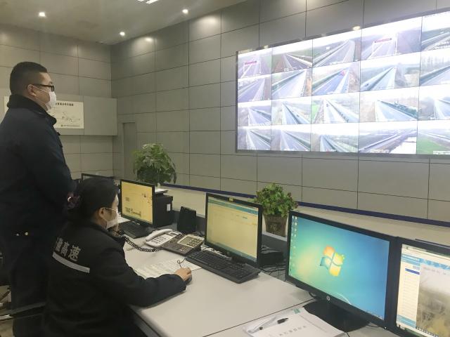 界阜蚌公司收費部部長李國森與妻子王曉麗春節堅守崗位，共戰疫情。.jpg