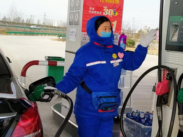 不忘初心，孕媽媽用愛服務不后退-鳳臺站高引引正在進行加油服務.jpg