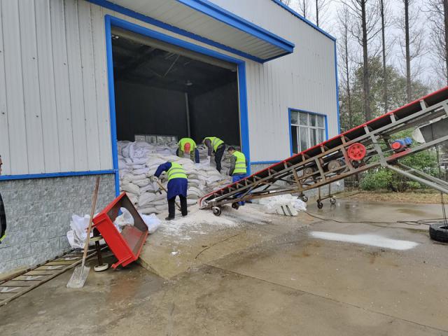 裝填融雪劑，嚴陣以待。_調整大小.jpg